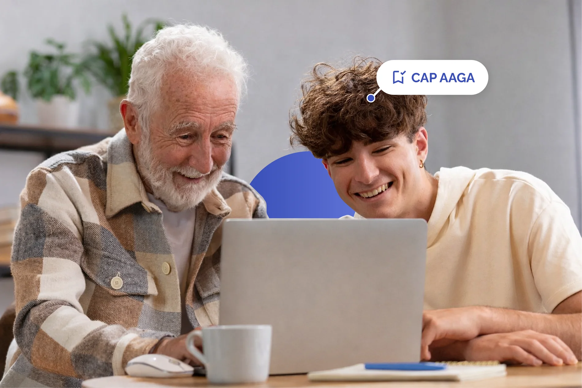 Stagiaire échangeant avec un résident en établissement pour personnes âgées