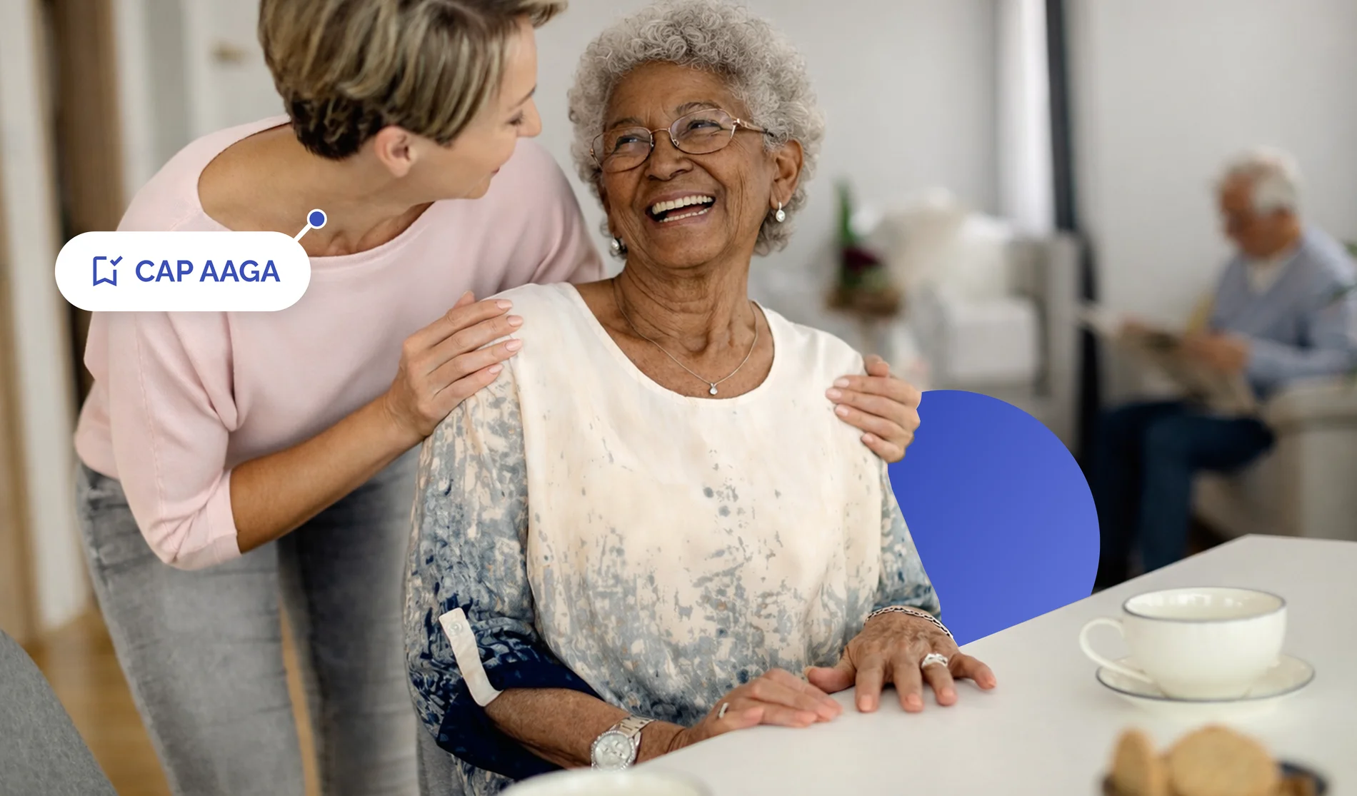 Accompagnante souriante auprès d'une résidente en maison de retraite