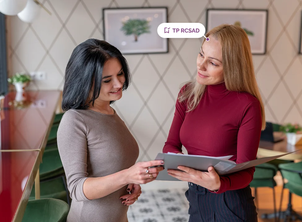 Deux professionnelles d'un service à domicile préparant le planning des interventions